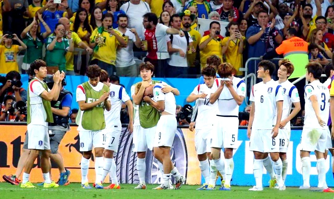 九游官网-同性别足球比赛中,两队激烈对抗